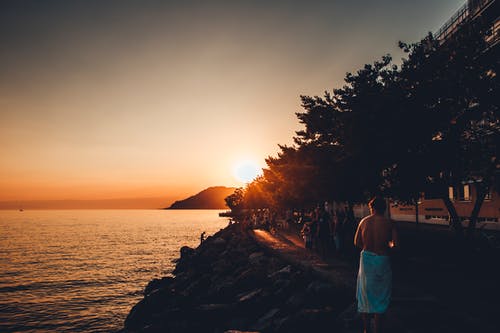 水体附近的白色和红色神庙 · 免费素材图片