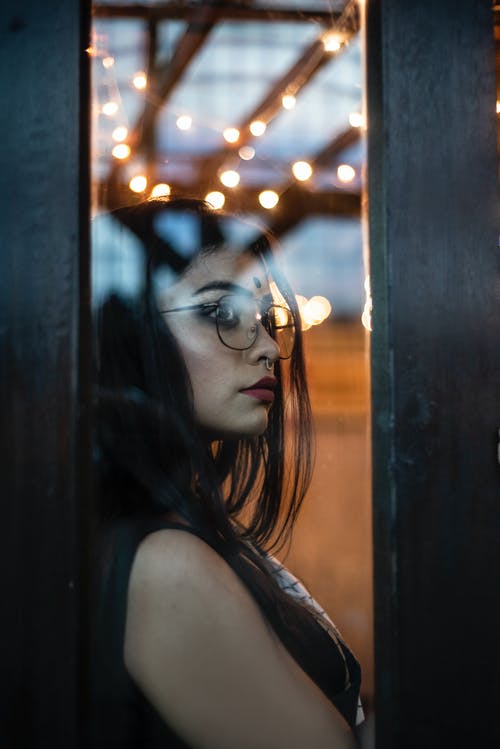 女人靠在门上的照片 · 免费素材图片