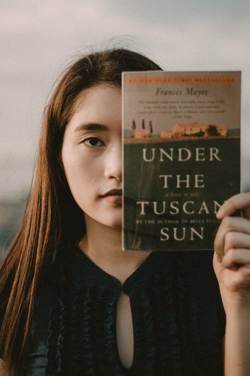 在托斯卡纳的太阳书下举行的女人 · 免费素材图片