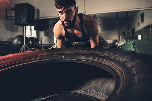 男子起重汽车轮胎 · 免费素材图片