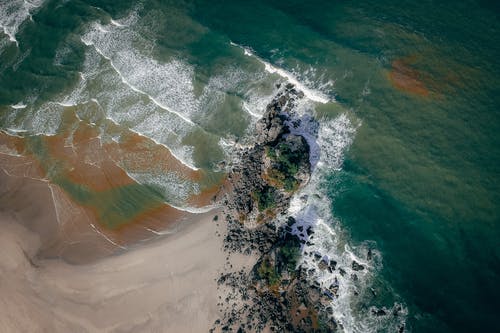 海岸线的鸟瞰图 · 免费素材图片
