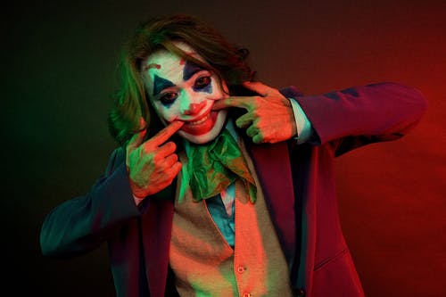 漆成小丑脸的阴郁男人 · 免费素材图片