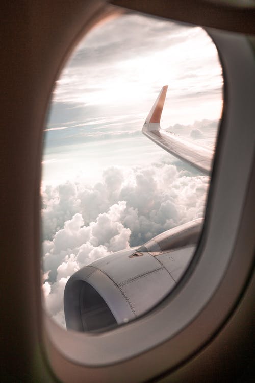 飞机窗口的选择性聚焦照片 · 免费素材图片