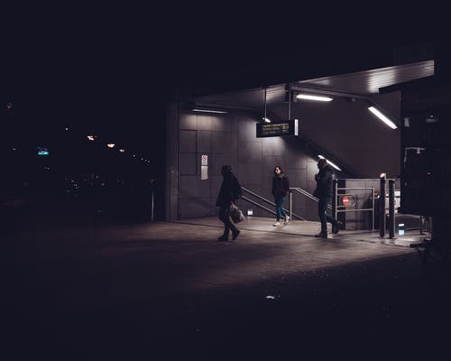 从地铁站出来的人 · 免费素材图片