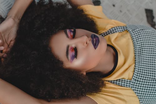 穿黄色衬衫的女人的照片 · 免费素材图片