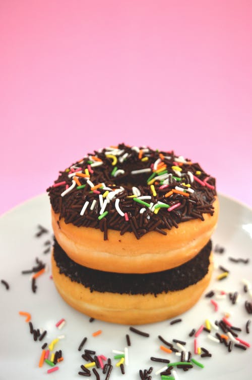 巧克力洒甜甜圈 · 免费素材图片
