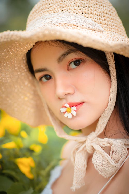 戴棕色帽子的女人 · 免费素材图片