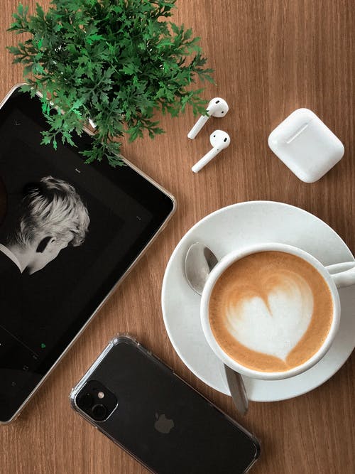 白色陶瓷杯和iphone · 免费素材图片