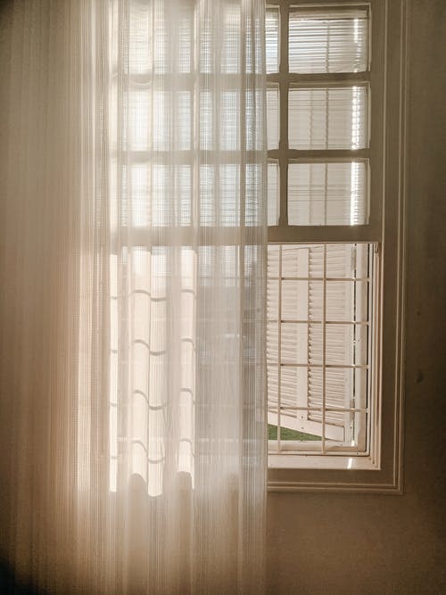 白色的窗户打开与纯粹的窗帘 · 免费素材图片