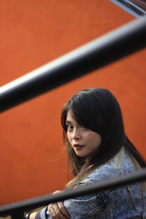 女人穿着牛仔夹克的照片 · 免费素材图片