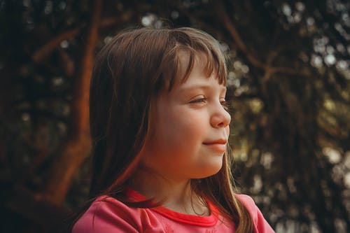 穿红衬衫的女孩的照片 · 免费素材图片