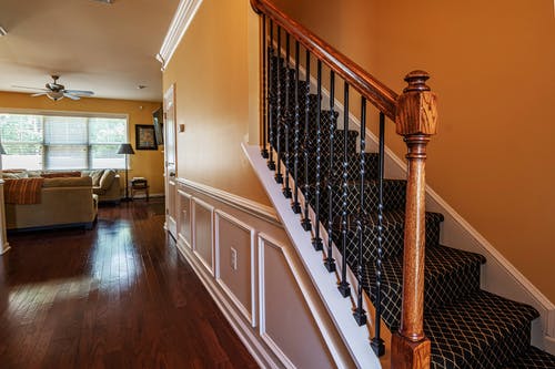 棕色和黑色的楼梯 · 免费素材图片