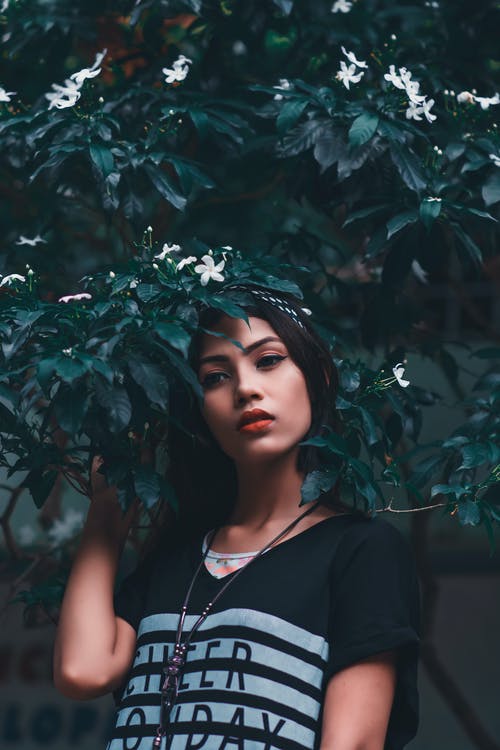 女人站在树下 · 免费素材图片