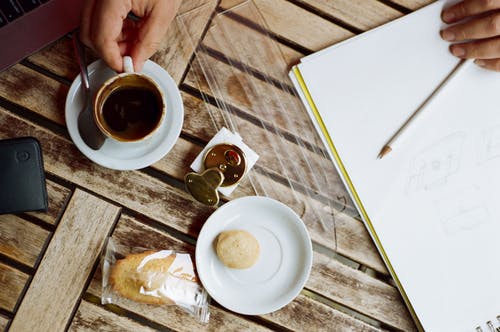 白色陶瓷杯碟上 · 免费素材图片