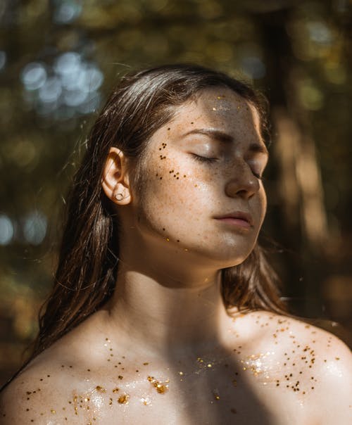 裸照女人身上闪闪发光 · 免费素材图片