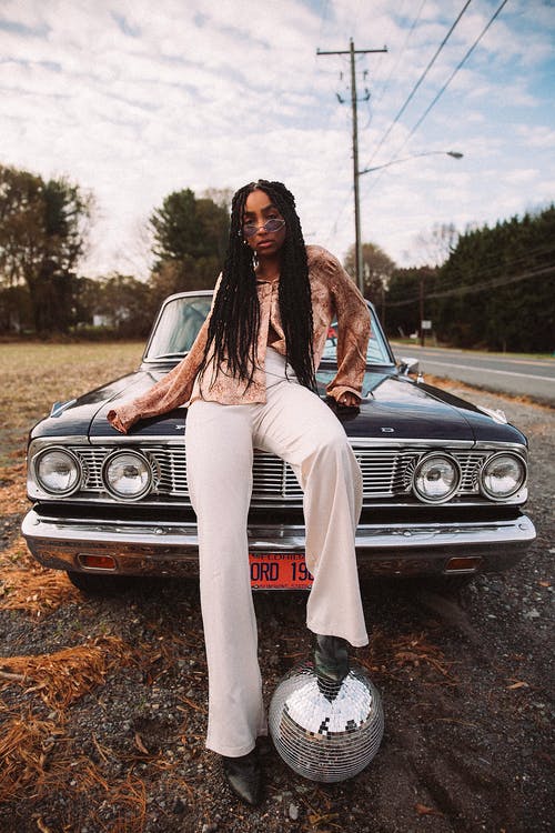 戴着眼镜坐在车上的女人 · 免费素材图片