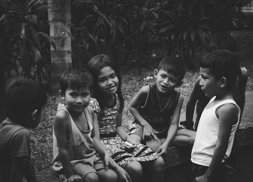 儿童组的灰度摄影 · 免费素材图片