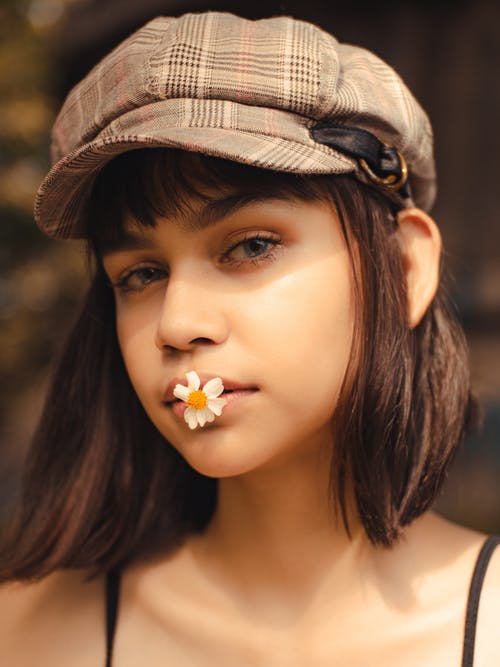 女人的嘴上的白色花瓣花 · 免费素材图片