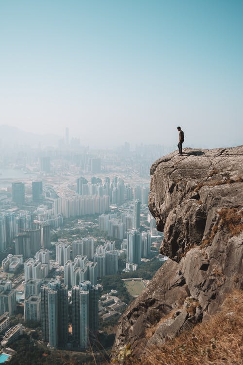 站在悬崖上的男人 · 免费素材图片