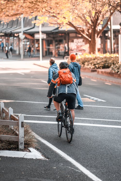 人在大街上骑自行车 · 免费素材图片