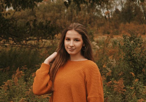 站在工厂附近的棕色针织衫的女人 · 免费素材图片