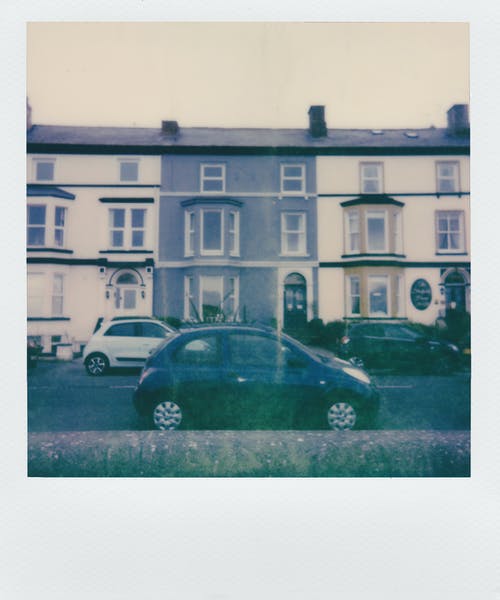 停在建筑物前的汽车照片 · 免费素材图片