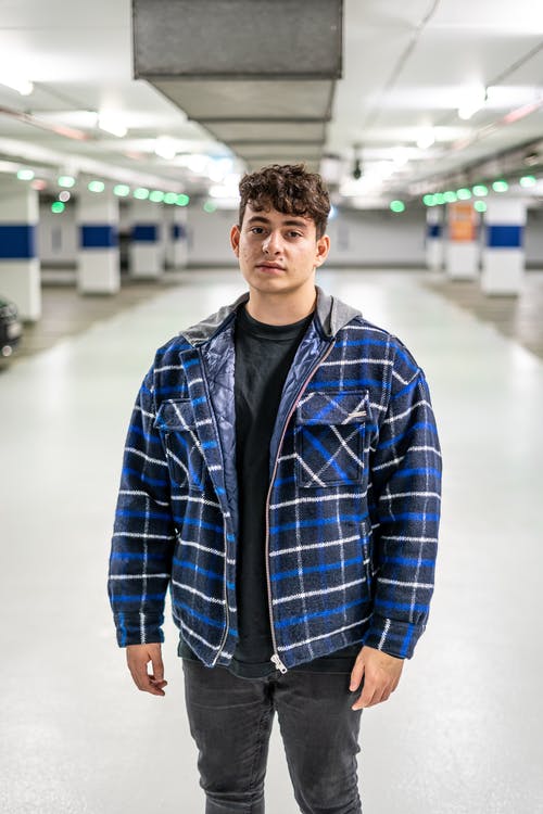 男子身穿蓝色格子外套 · 免费素材图片