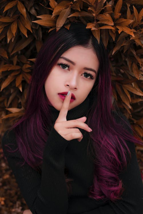 女人的食指在她的嘴唇上 · 免费素材图片