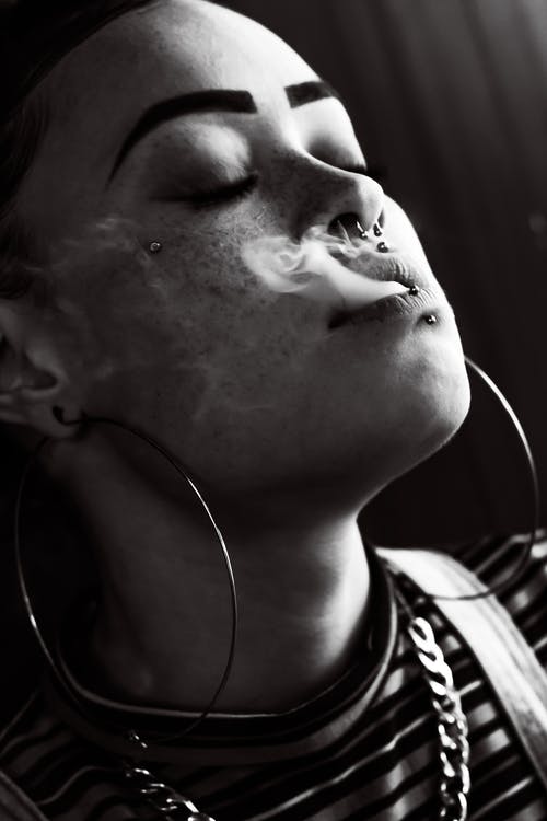 女人呼吸烟 · 免费素材图片