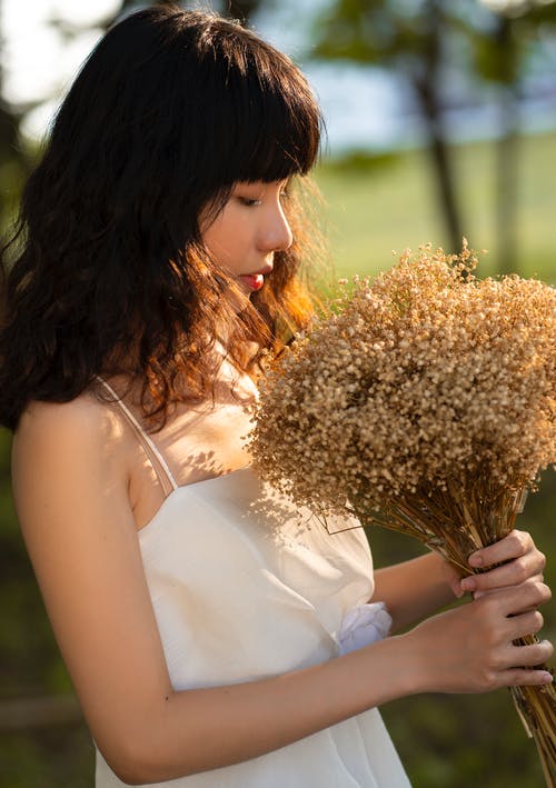 女人抱着花束 · 免费素材图片