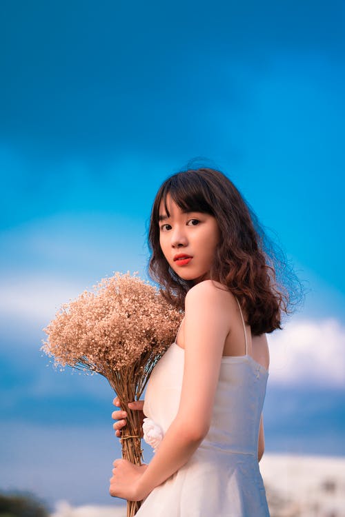 女人手捧花 · 免费素材图片