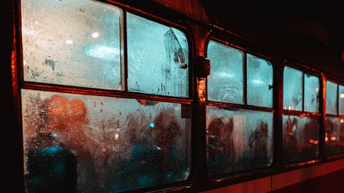 火车里面的人的身影 · 免费素材图片