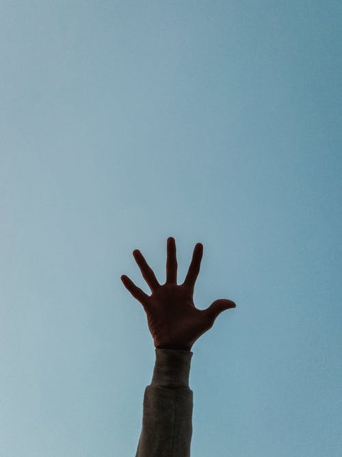 空中举起人的手 · 免费素材图片