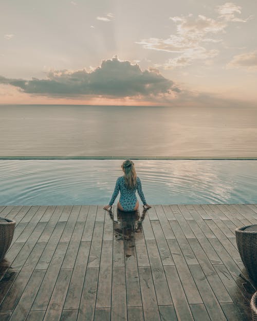 女人坐在池畔 · 免费素材图片