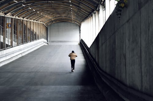 在铺好的道路上行走的人 · 免费素材图片