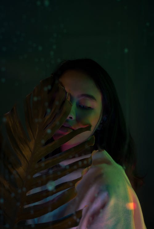 叶附近的女人的照片 · 免费素材图片