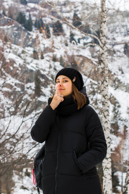 穿黑夹克的女人的照片 · 免费素材图片