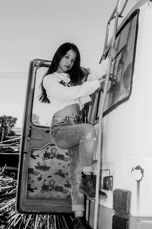 爬上楼梯的女人 · 免费素材图片