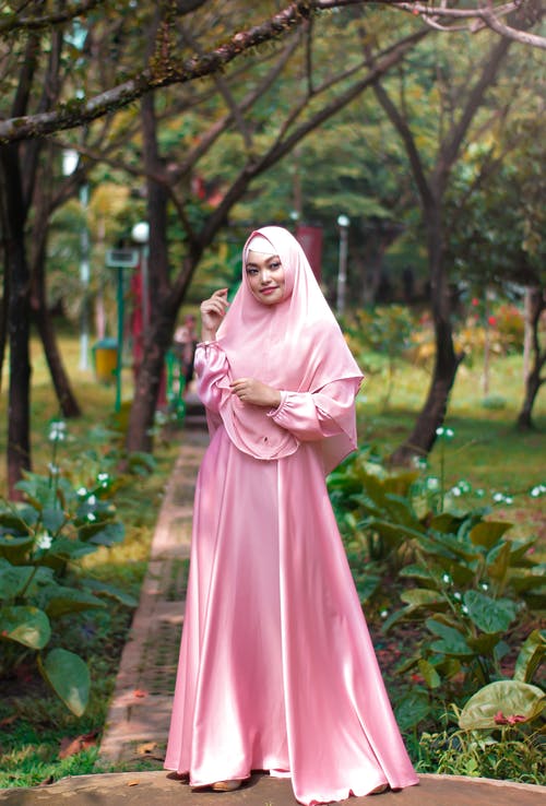 女人穿着粉红色的abaya连衣裙 · 免费素材图片