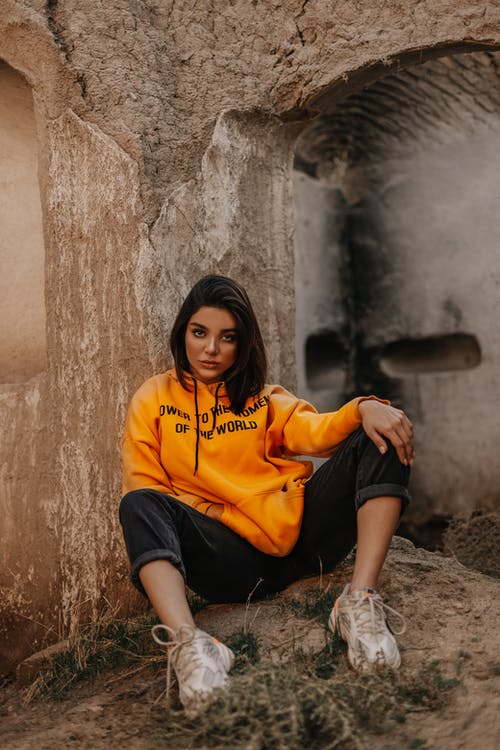 坐着的女人 · 免费素材图片