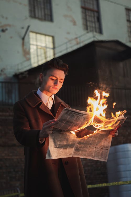 男人读燃烧报纸 · 免费素材图片