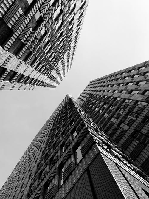高层建筑的灰度低角度照片 · 免费素材图片