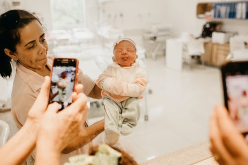 微笑刚出生的婴儿 · 免费素材图片