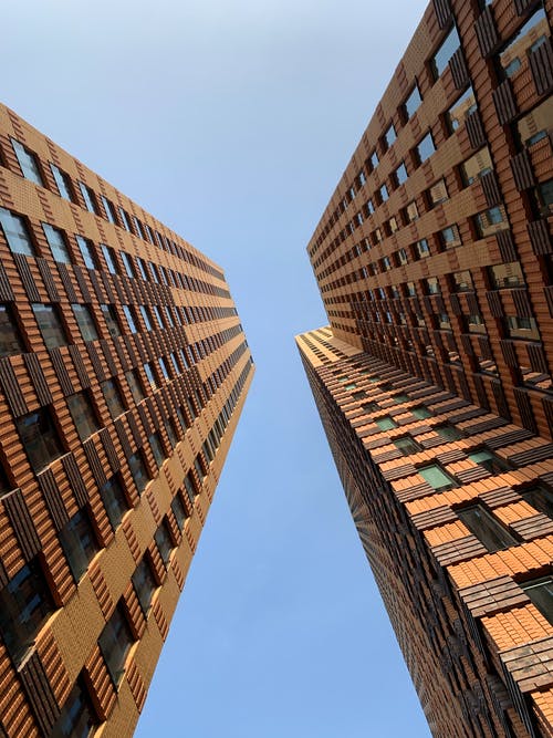 棕色建筑物的低角度照片 · 免费素材图片