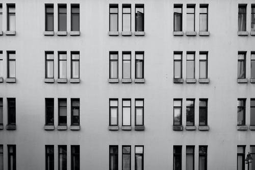 Windows灰色建筑 · 免费素材图片