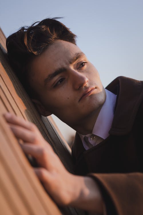 男子倚在墙上 · 免费素材图片