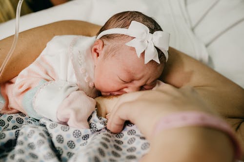新生儿母乳喂养 · 免费素材图片