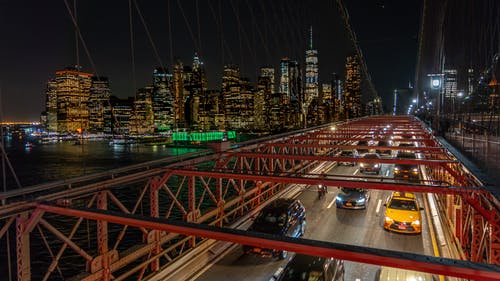 夜间通过桥梁的车辆 · 免费素材图片