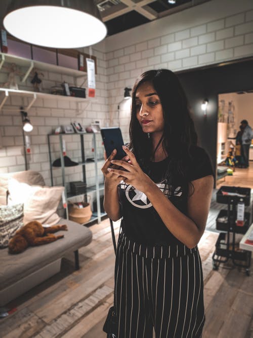 使用智能手机的女人 · 免费素材图片