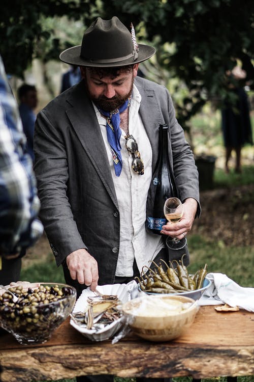男子拿着酒杯的照片 · 免费素材图片